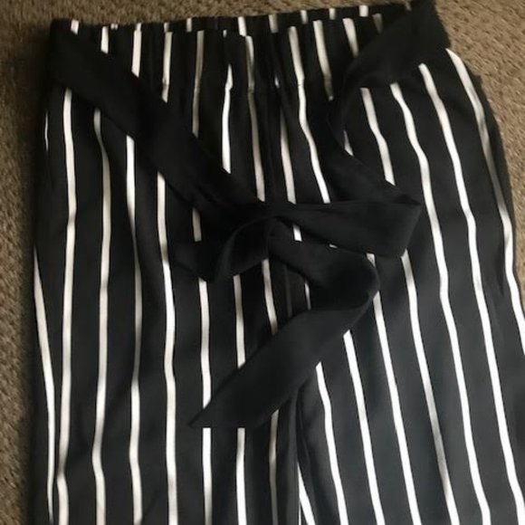 Cropped Black and White striped Pants - Picture 2 of 2
